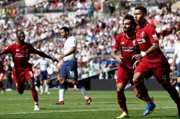 Penyerang Liverpool FC, Roberto Firmino (kanan), merayakan gol yang dicetak ke gawang Tottenham Hotspur dalam laga Liga Inggris di Stadion Wembley, London, Inggris pada 15 September 2018.