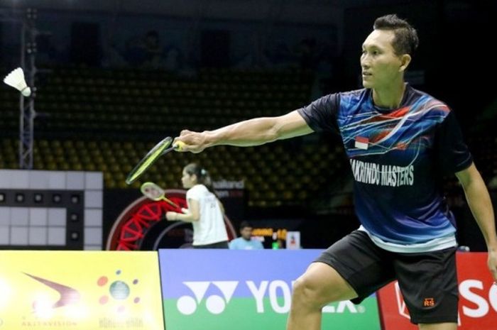 Pebulu tangkis tunggal putra Indonesia, Sony Dwi Kuncoro, mengembalikan kok dari pemain Taiwan, Hsueh Hsuan Yi, pada babak perempat final Thailand Terbuka di Bangkok, Jumat (7/10/2016).