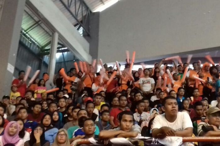 Suasana suporter Jakarta BNI Taplus pada hari terakhir putaran kedua Final Four Proliga 2018 yang berlangsung di GOR Sritex Arena, Solo, Minggu (8/4/2018).