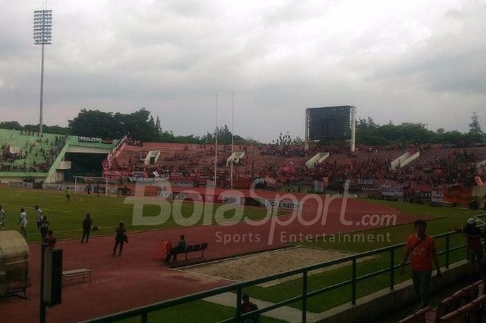 Stadion Manahan masih sepi penonton jelang laga Persija Jakarta vs Persib Bandung, Jumat (3/11/2017).