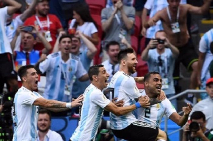   Para pemain Argentina merayakan gol Gabriel Mercado ke gawang Prancis pada laga 16 besar Piala Dunia 2018 di Kazan Arena, 30 Juni 2018.   