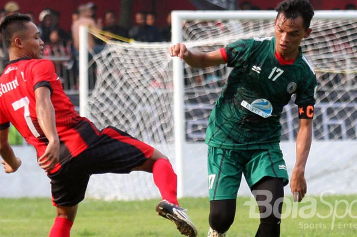 Aksi kapten PSS Sleman, Busari (kanan), saat tampil di ISC B