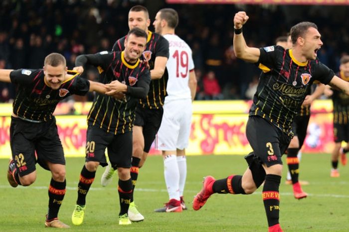 Striker Benevento, George Puscas (kiri), merayakan gol yang dia cetak ke gawang AC Milan dalam laga Liga Italia di Stadion Ciro Vigorito, Benevento, pada 3 Desember 2017.