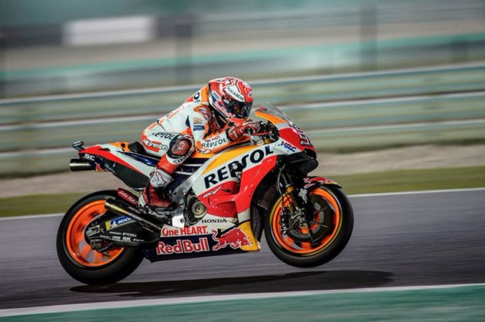 Aksi pebalap Repsol Honda, Marc Marquez, saat balapan pada seri pertama MotoGP 2018 di Sirkuit Losail, Qatar, Minggu (18/3/2018) malam WIB.