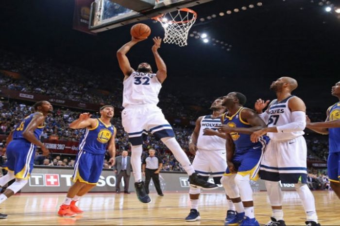 Pemain Minnesota Timberwolves (jersey putih) dan Golden State Warriors (jersey biru) menjalani laga preseason NBA di Shenzhen, China, pada Kamis (5/10/2017).