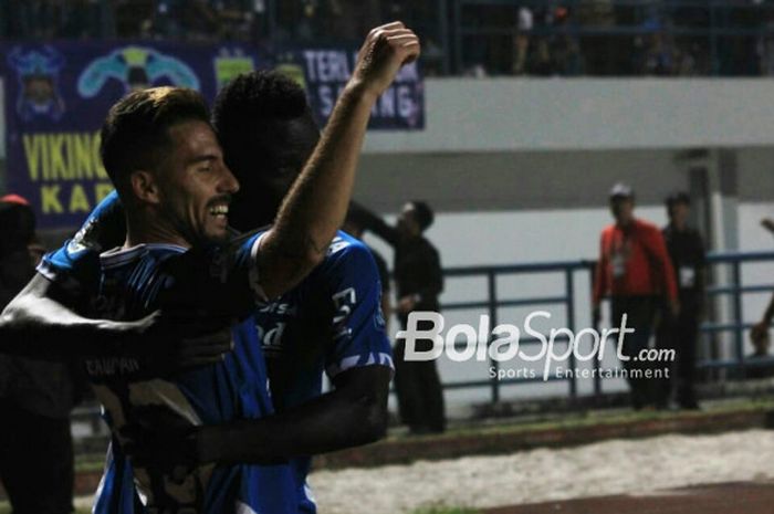 Striker Persib Bandung Jonathan Bauman merayakan gol yang dicetak Ezechiel N'Douassel ke gawang PSIS Semarang pada lanjutan laga Liga 1 2018 di Stadion Gelora Bandung Lautan Api, Kota Bandung, 8 Juli 2018.