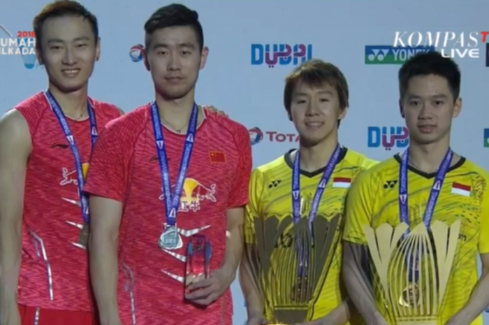 Kevin Sanjaya Sukamuljo (kanan) dan Marcus Fernaldi Gideon berdiri di atas podium BWF Superseries Finals 2017 bersama runner-up Zhang Nan (kiri) dan Liu Cheng pada Minggu (17/12/2017) di Hamdan Sports Complex, Dubai, Uni Emirat Arab.