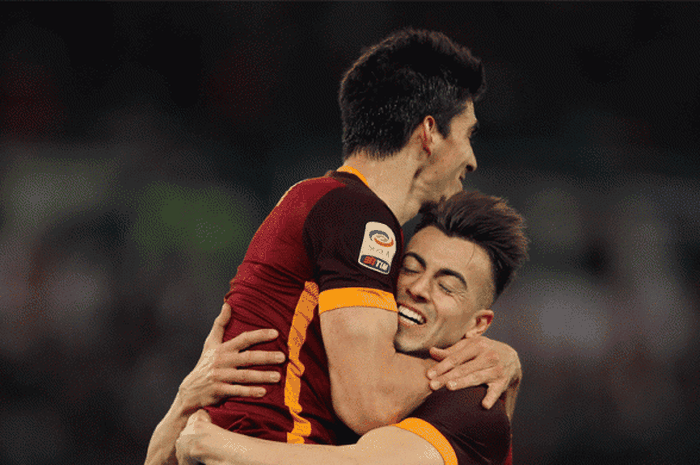 Stephan El Shaarawy dan Diego Perotti merayakan gol ketiganya saat pertandingan Serie A antara AS Roma dan ACF Fiorentina di Stadio Olimpico tanggal 4 Maret 2016, di Roma, Italia.