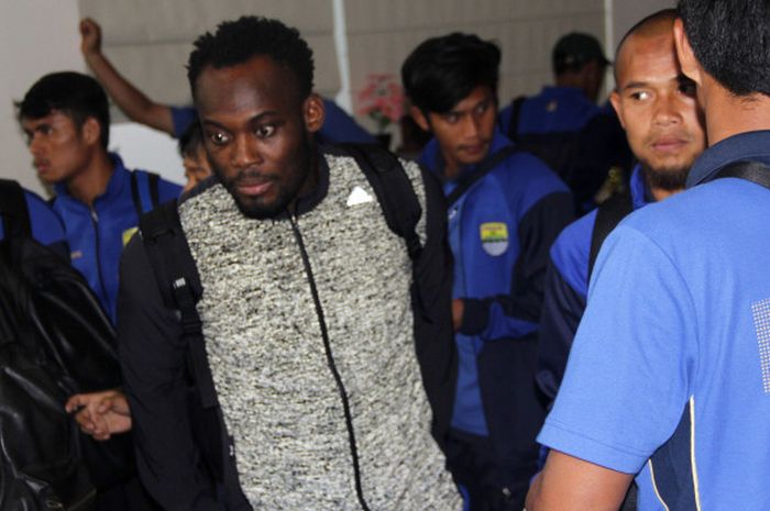 Michael Essien Bersama Skuat Persib Bandung saat tiba di Hotel UNY, Yogyakarta, Kamis (21/12/2017)