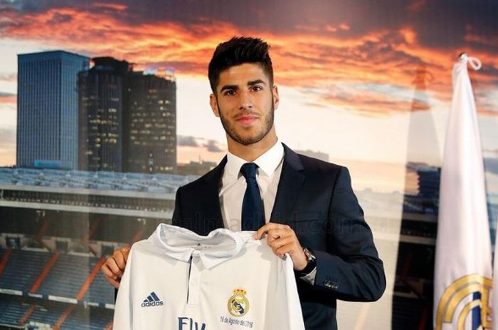 Marco Asensio saat menjalani sesi perkenalan bersama Real Madrid di Stadion Santiago Bernabeu, Selasa (16/8/2016).