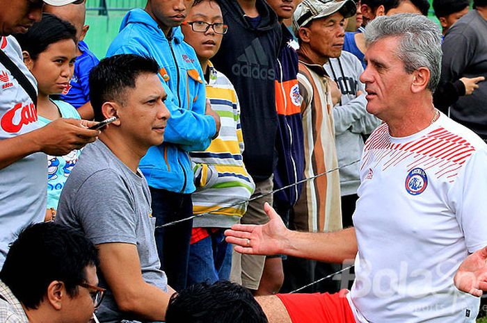 CEO Arema FC, Iwan Budianto berdiskusi dengan pelatih fisik skuat Singo Edan, Dusan Momcilovic di sela-sela latihan timnya di Stadion Gajayana, Kota Malang pada Sabtu (23/12/2017) sore.