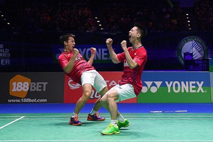 Pebulu tangkis Indonesia, Marcus Fernaldi Gideon (kiri) dan Kevin Sanjaya Sukamuljo melakukan selebrasi seusai mengalahkan pebulu tangkis China, Li Junhui dan Liu Yuchen, dua set langsung, 21-19, 21-14, dalam laga final ganda putra All England di Birmingham, Inggris, pada 12 Maret 2017.