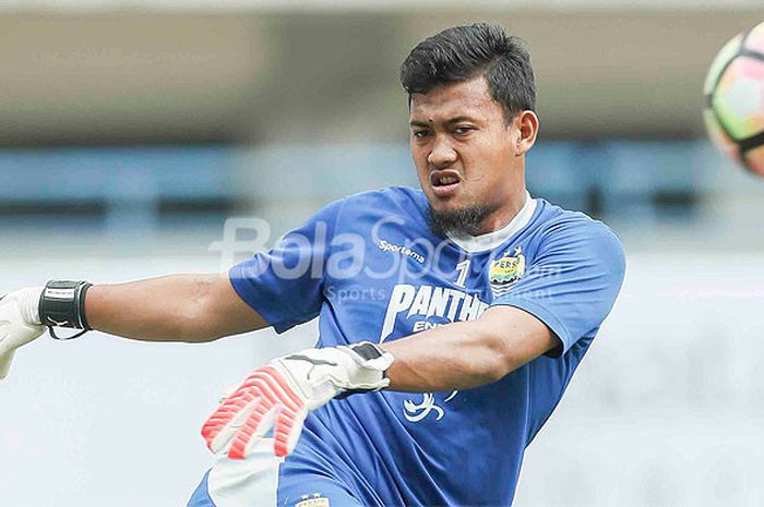 Aksi kiper Persib Bandung, M. Natshir, saat tampil melawan Sriwijaya FC dalam laga pembuka Piala Presiden 2018 di Stadion Gelora Bandung Lautan Api, Kab. Bandung, Selasa (16/1/2018).