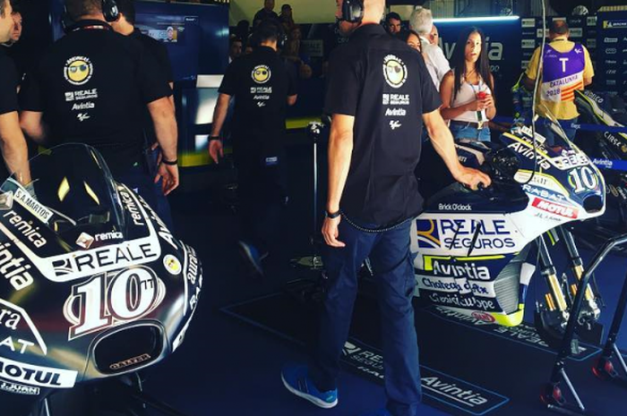 Motor dengan livery spesial (kiri) disiapkan tim Avintia Racing pada balapan MotoGP Catalunya untuk mengenang pebalap junior mereka, Andreas Perez, yang meninggal  saat melakoni balapan junior Moto3 di Sirkuit Catalunya, Minggu (10/6/2018).