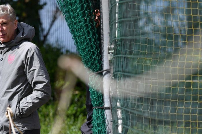 Ekspresi pelatih Arsenal, Arsene Wenger, ketika menghadiri sesi latihan timnya di Arsenal's London Colney, London, Inggris pada 25 April 2018.