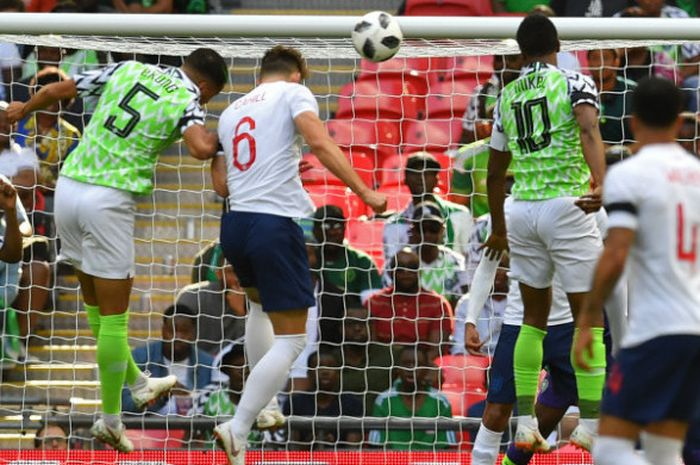 Bek Inggris, Gary Cahill, mencetak gol sundulan ke gawang Nigeria dalam laga uji coba di Stadion Wembley, Sabtu (2/6/2018)