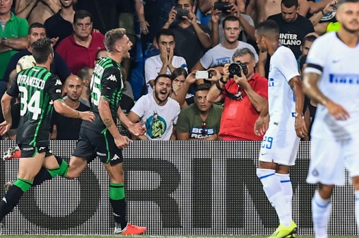 Selebrasi penyerang Sassuolo, Domenico Berardi (ke-2 dari kiri), seusai berhasil membobol gawang Inter Milan pada laga perdana Liga Italia 2018-2019 di Stadion Mapei,Reggio Emilia, Italia, pada 19 Agustus 2018.