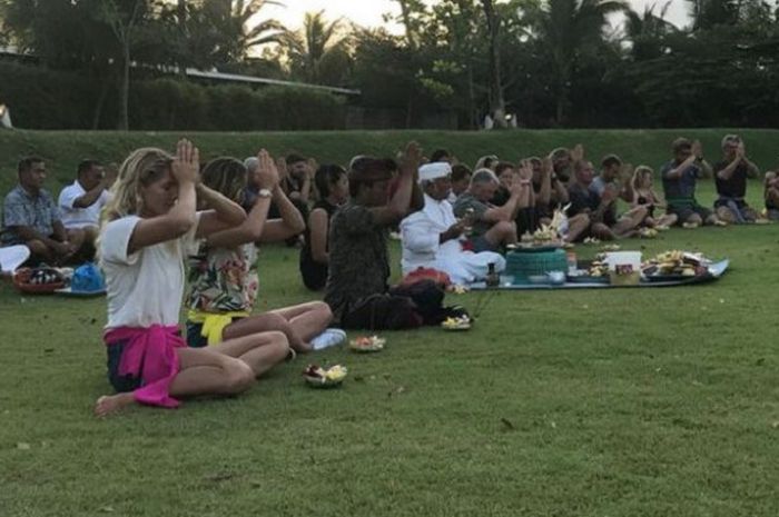 Para peselancar dunia dan panitia penyelenggara Keramas Bali Pro mengikuti prosesi adat sembahyang bersama di Komune, seusai acara jumpa pers, Minggu (27/5/2018).