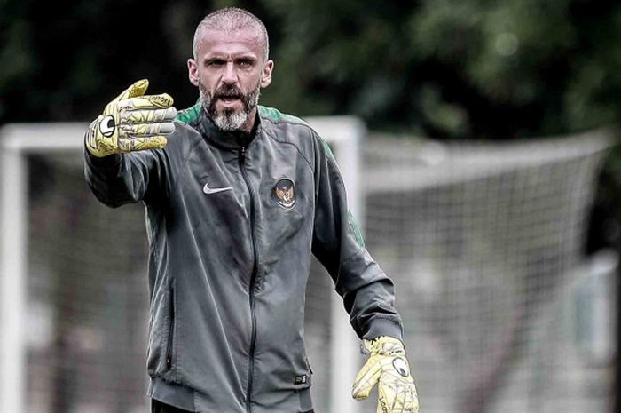 Pelatih Kiper Timnas Indonesia, Eduardo Perez saat menjalani pemusatan latihan timnas U-23 Indonesia di lapangan ABC Senayan, Jakarta.