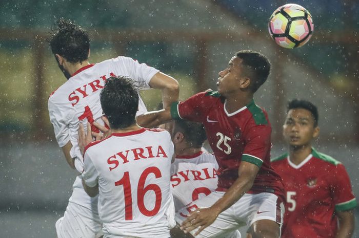 Duel winger timnas U-23 Indonesia, Osvaldo Haay (kanan), dengan bek Suriah U-23, Abdullah Jniat, dalam laga uji coba kedua tim di Stadion Wibawa Mukti, Cikarang, Jawa Barat, Kamis (16/11/2017).