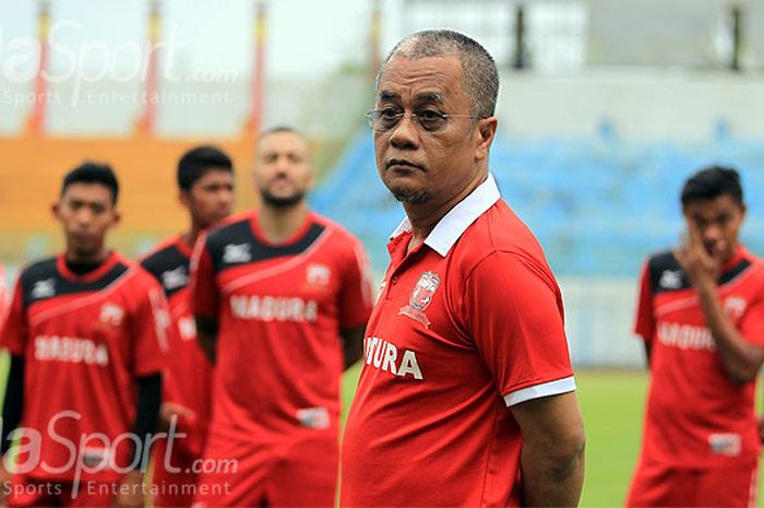 Manajer Madura United, Haruna Soemitro, memberikan arahan kepada pemainnya saat menghadiri sesi latihan tim yang digelar di Stadion Gelora Bangkalan, Minggu (16/12/2017).