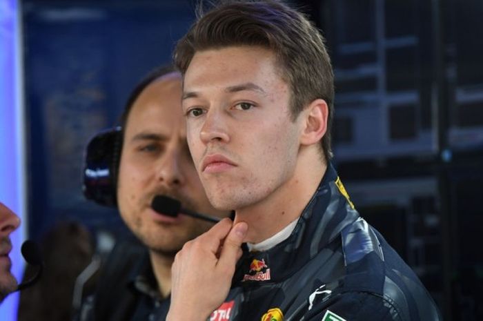 Pebalap Rusia yang membela tim Red Bull Racing, Daniil Kvyat, terlihat berada di pit di sela sesi latihan ketiga GP China di Shanghai, 16 April 2016.