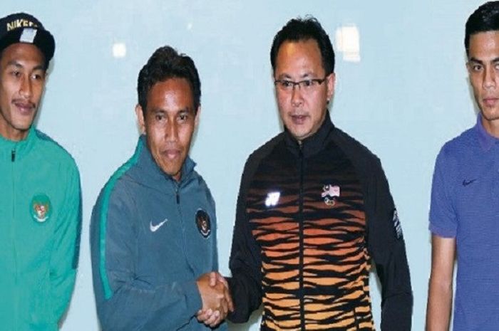 Bima Sakti bersalaman dengan pelatih Malaysia, Ong Kim Swee