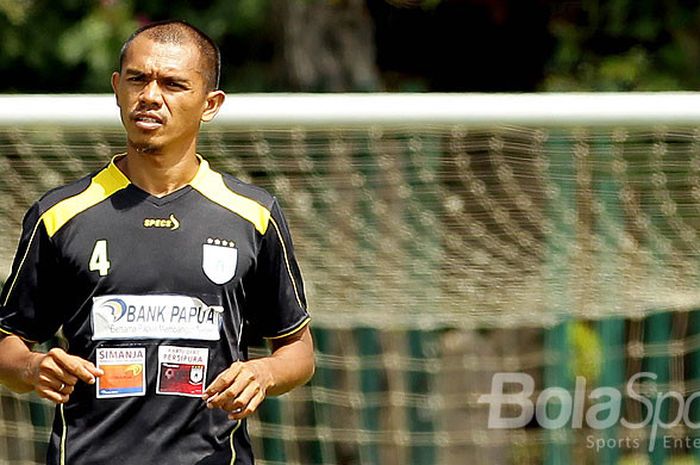 Bek Persipura Jayapura, Ricardo Salampessy, saat mengikuti pemusatan latihan selama tiga hari (16-18 Agustus) di Agrokusuma Batu, Jawa Timur (17/08/2017).