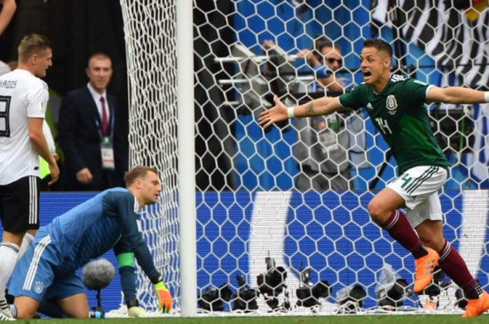 Penyerang Meksiko, Javier Hernandez (kanan), merayakan gol yang dicetak timnya ke gawang Jerman dalam laga Grup F Piala Dunia 2018 di Luzhniki Stadium, Moskow, Rusia pada 17 Juni 2018.