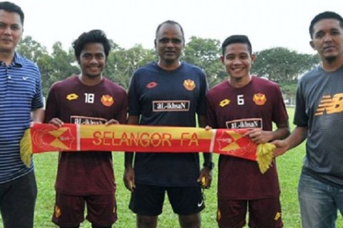  Ilham Udin Armaiiyn dan Evan Dimas Darmono mengapit Pelatih Selangor FA Maniam Pachaiappan dalam perkenalan ke publik. 