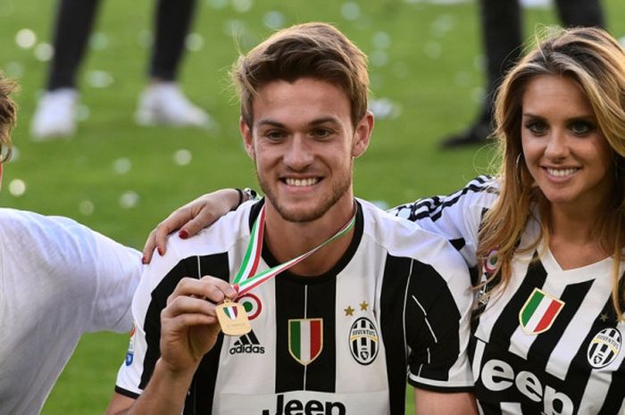 Bek Juventus, Daniele Rugani (tengah), berpose bersama medali juara Liga Italia setelah mengalahkan Crotone di Juventus Stadium, Turin, pada 21 Mei 2017.