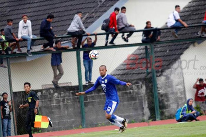 Bobotoh memanjat pagar area latihan Persib Bandung di Yogyakarta. 