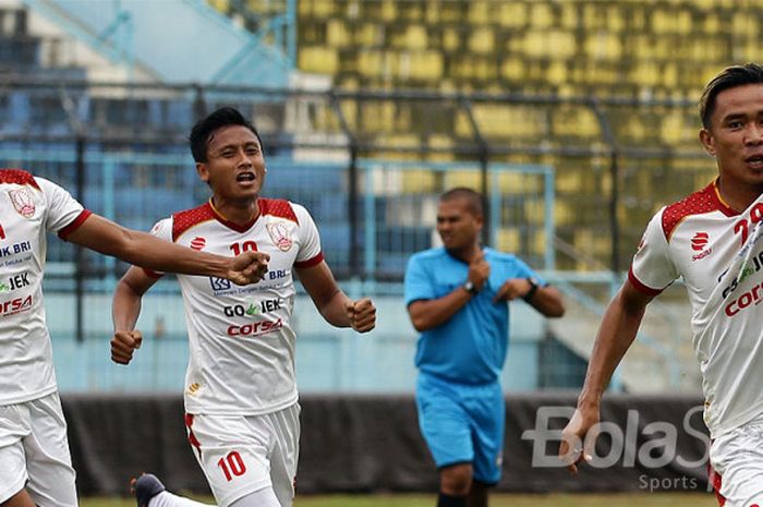 Mantan pemain Persib Rudiyana (kanan) saat masih memperkuat Persis Solo.