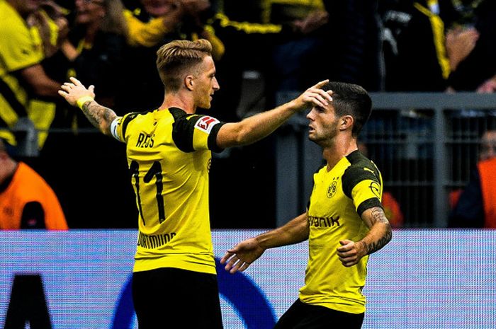 Gelandang Borussia Dortmund, Marco Reus (kiri), merayakan gol yang dicetaknya ke gawang Red Bull Leipzig pada pertandingan Liga Jerman yang berlangsung di Signal Iduna Park, Dortmund, Minggu (26/8/2018).