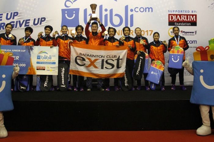 Tim Putri Exist U-17 berpose setelah keluar sebagai juara pada Superliga Junior 2017 di GOR Djarum, Magelang, Sabtu (9/12/2017).