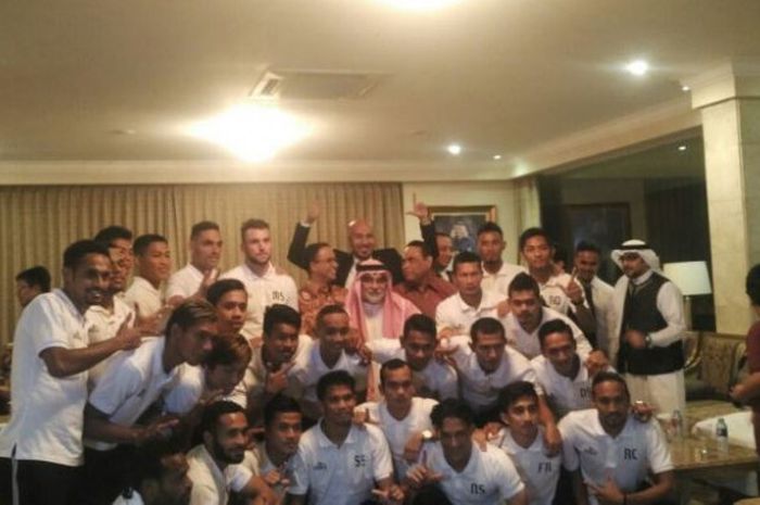 Pemain dan ofisial Persija berpose bersama Duta Besar Arab Saudi untuk Indonesia, Osama bin Mohammed Abdullah Al Shuaibi di Kantor Kedubes Arab Saudi di Jalan Teuku Umar, Menteng, Jakarta Pusat, Jumat (23/2/2018).