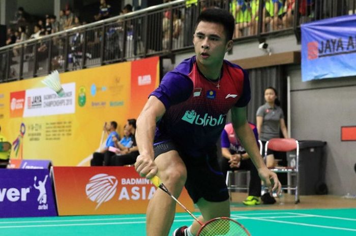 Pebulu tangkis tunggal putra Indonesia, Ikhsan Leonardo Imanuel Rumbay, tampil pada partai kedua melawan Singapura pada Kejuaraan Asia Junior 2018 yang berlangsung di Jaya Raya Sport Hall Training Center, Jakarta, Minggu (15/7/2018).