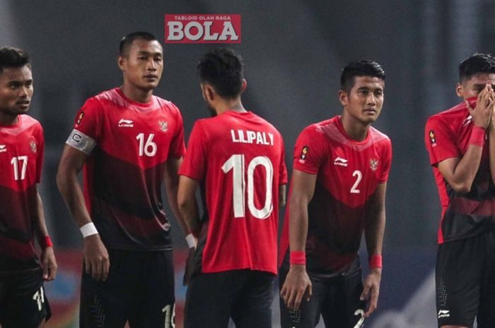   Ekspresi sedih para pemain timnas U-23 Indonesia usai kalah dalam adu penalti dari Uni Emirat Arab di babak 16 besar Asian Games 2018, Jumat (24/8/2018) di Stadion Wibawa Mukti, Cikarang.`  