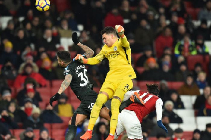 Aksi penyelamatan kiper Macnhester City, Edrson Moraes, dalam partaiLiga Inggris melawan Arsenal di Emirates Stadium, Kamis (1/3/2018)