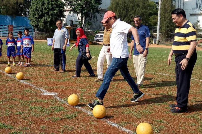 Cecep Herawan, Dirjen Informasi dan Diplomasi Kementrian Luar Negeri, melakukan kick-off Football for Peace di Stadion Soemantri Brodjonegoro, Jakarta, Sabtu (22/9/2018).