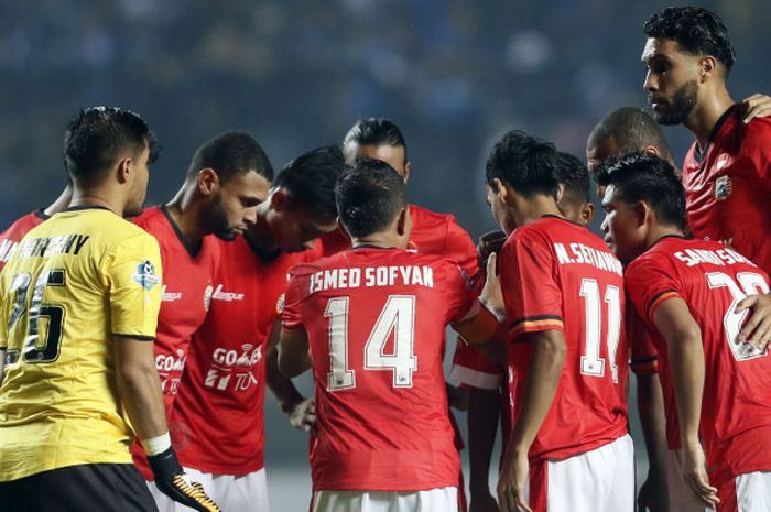 Ismed Sofyan (Persija) bersama rekan-rekannya sedang bersiap menjalani pertandingan Liga 1 melawan Persib.