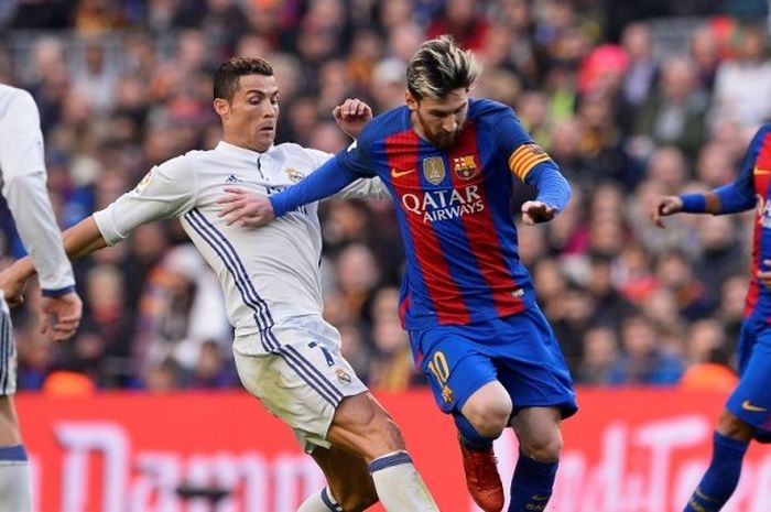 Kapten FC Barcelona, Lionel Messi (kedua dari kanan), berduel dengan Cristiano Ronaldo dalam pertandingan La Liga di Stadion Camp Nou, Barcelona, Spanyol, pada 3 Desember 2016.