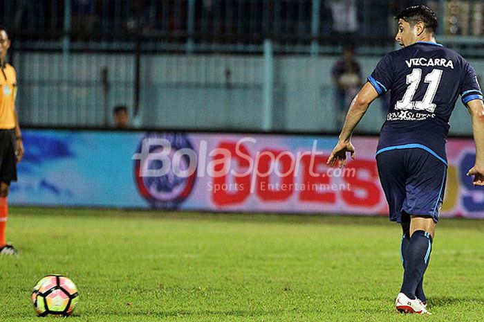 Gelandang Arema FC, Esteban Viscarra, saat tampil melawan PS TNI dalam laga pekan ke-29 Liga 1 di Stadion Kanjuruhan Malang, Jawa Timur, Sabtu (14/10/2017) malam.