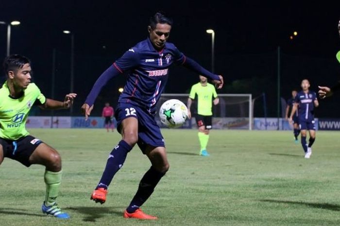 Winger Warriors, Muhammad Ridhuan dikawal ketat dua pemain Tampines Rovers di Stadion Chao Chu Kang,