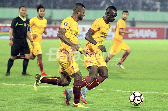 Aksi dua pemain Sriwijaya FC, Marco Maureje (kiri) dan Makan Konate, dalam laga babak 8 besar Piala Presiden 2018 melawan Arema FC di Stadion Manahan, Solo, Minggu (4/2/2018).