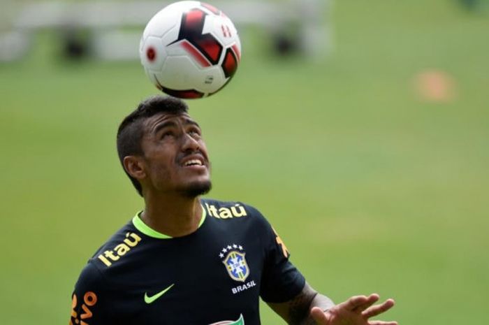 Paulinho saat menjalani sesi latihan timnas Brasil di Atletico Mineiro Training Centre di Vespasiano, Minas Gerais, 12 November 2016.