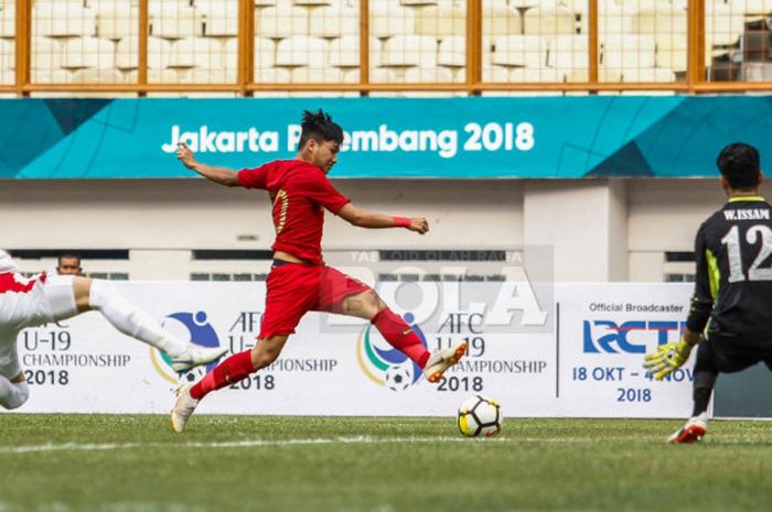 Pemain timnas U-19 Indonesia, Witan Sulaiman, saat pertandingan uji coba melawan Yordania di Stadion Wibawa Mukti, Kabupaten Bekasi, Sabtu (13/10/2018).