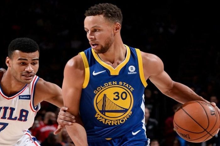 Pemain Golden State Warriors, Stephen Curry (kanan) saat mencoba melewati hadangan pemain Philadelphia 76ers, Timothe Luwawu-Cabarrot, pada lanjutan NBA 2017/18, Sabtu (18/11/2017) waktu setempat.