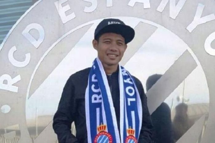 Evan Dimas berfoto di depan lambang Espanyol. 