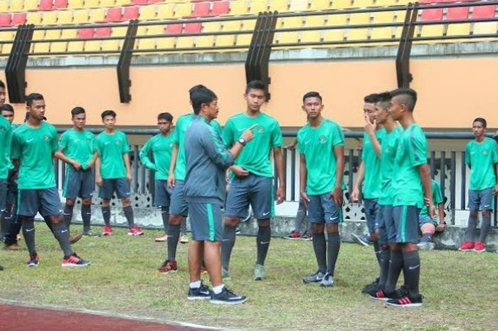 Pelatih timnas U-19 Indonesia, Indra Sjafri memberikan pengarahan ke pemain yang menjalani seleksi timnas U-19 di Stadion Utama Riau, Pekanbaru, Rabu (8/3/2017) sore.